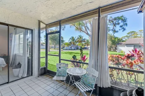 40 Seminole Court E Royal Palm Beach FL 33411