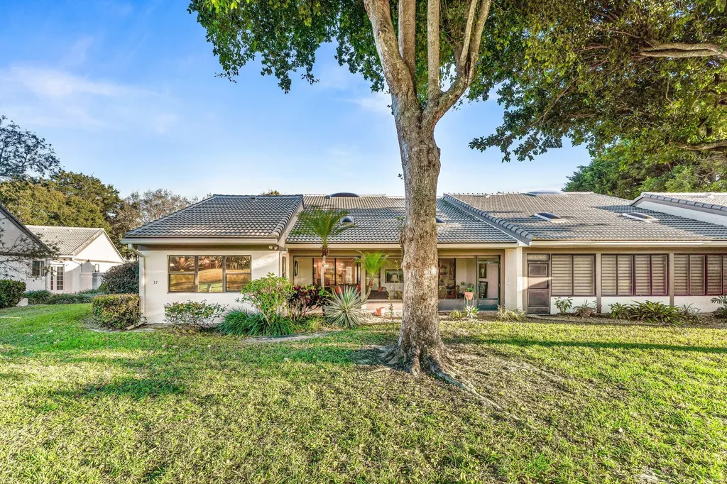 37 Clubhouse Lane Boynton Beach FL 33436