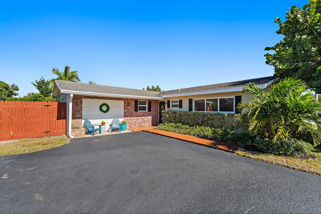 1401 N Lake Court Lake Clarke Shores FL 33406
