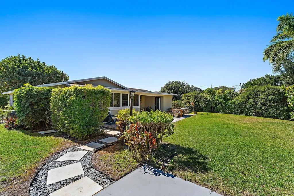 1401 N Lake Court Lake Clarke Shores FL 33406