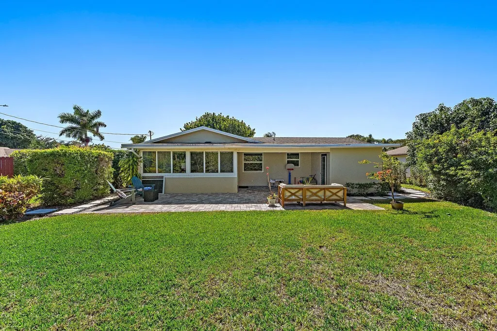 1401 N Lake Court Lake Clarke Shores FL 33406