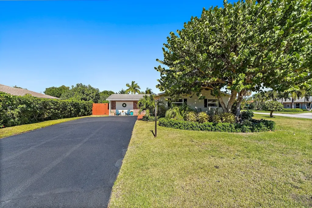 1401 N Lake Court Lake Clarke Shores FL 33406