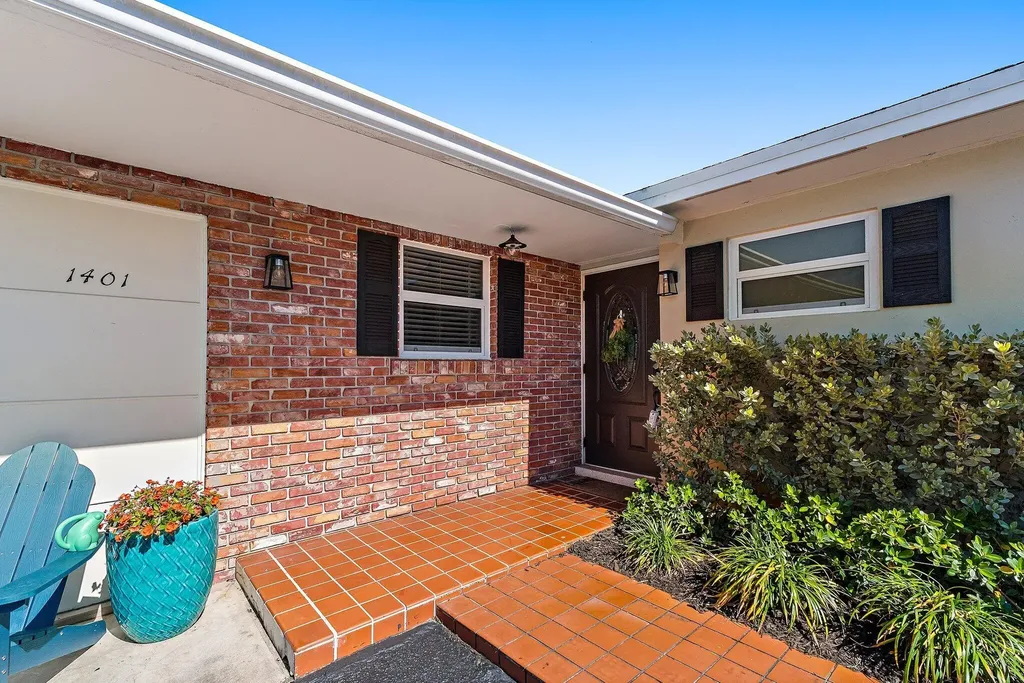 1401 N Lake Court Lake Clarke Shores FL 33406
