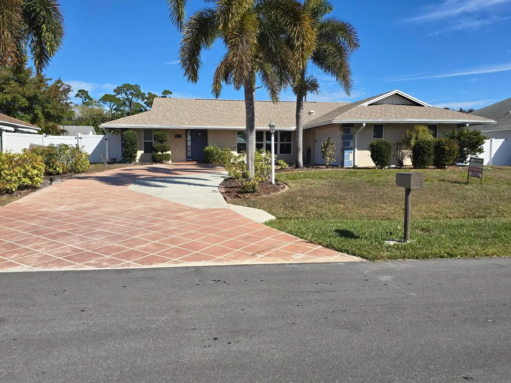 1011 SE Spinnaker Avenue Port St Lucie FL 34983