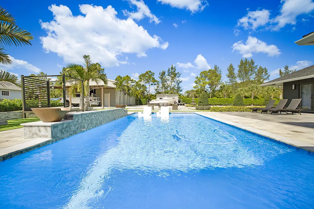 16966 91st Place N The Acreage FL 33470