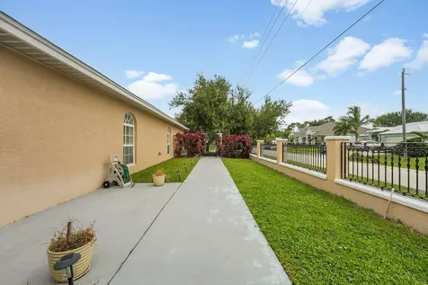 1402 SW Doe Court Port St Lucie FL 34953
