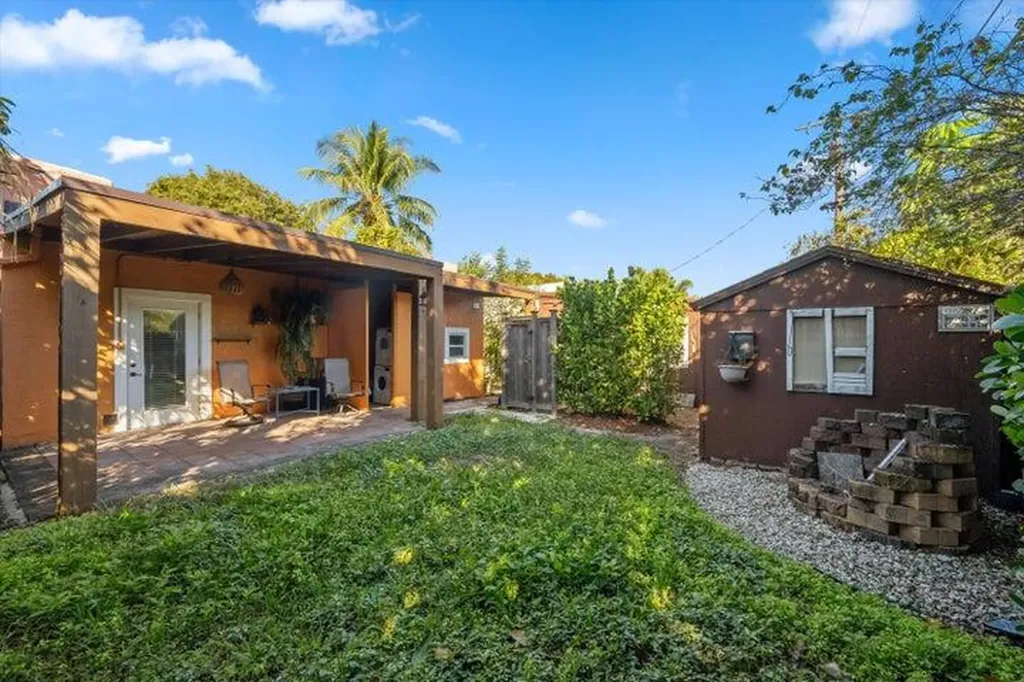 6704 Garden Avenue West Palm Beach FL 33405