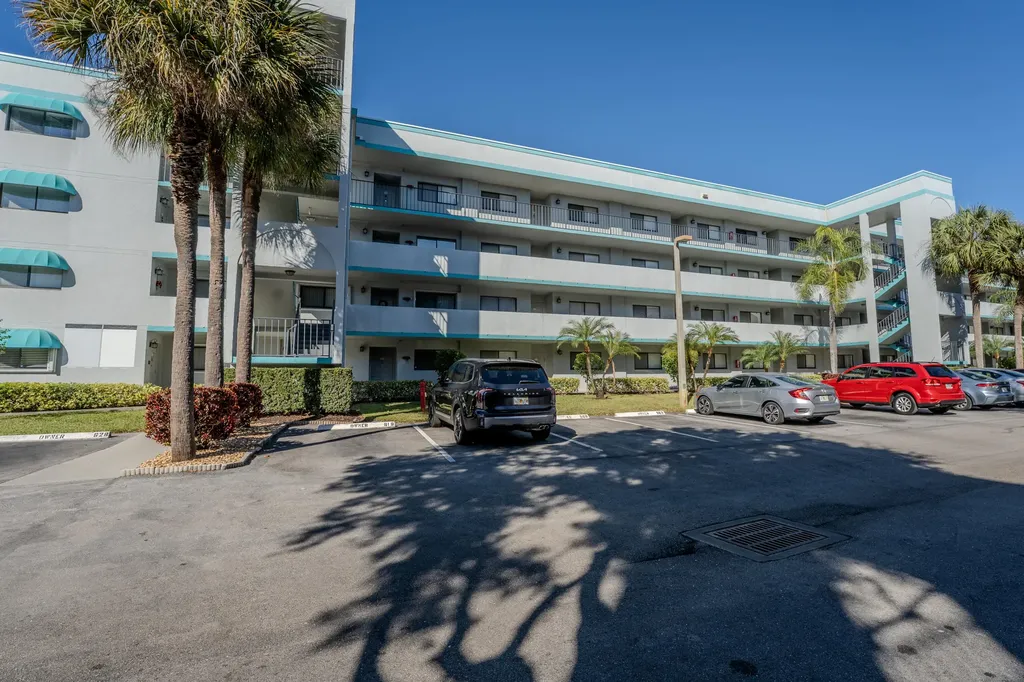 4725 Lucerne Lakes Boulevard E Lake Worth FL 33467