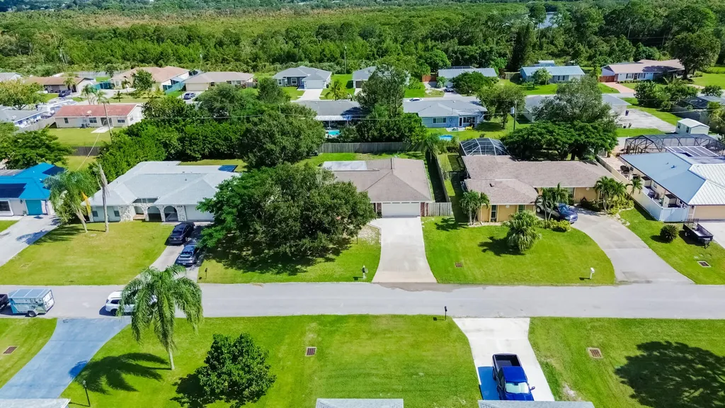 471 SE Lamon Lane Port St Lucie FL 34983