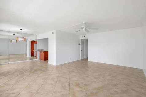 306 Wellington E West Palm Beach FL 33417