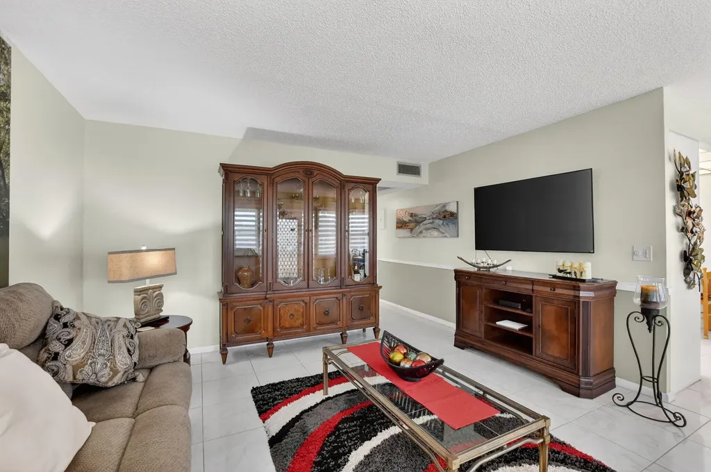 4110 Oakridge V Deerfield Beach FL 33442