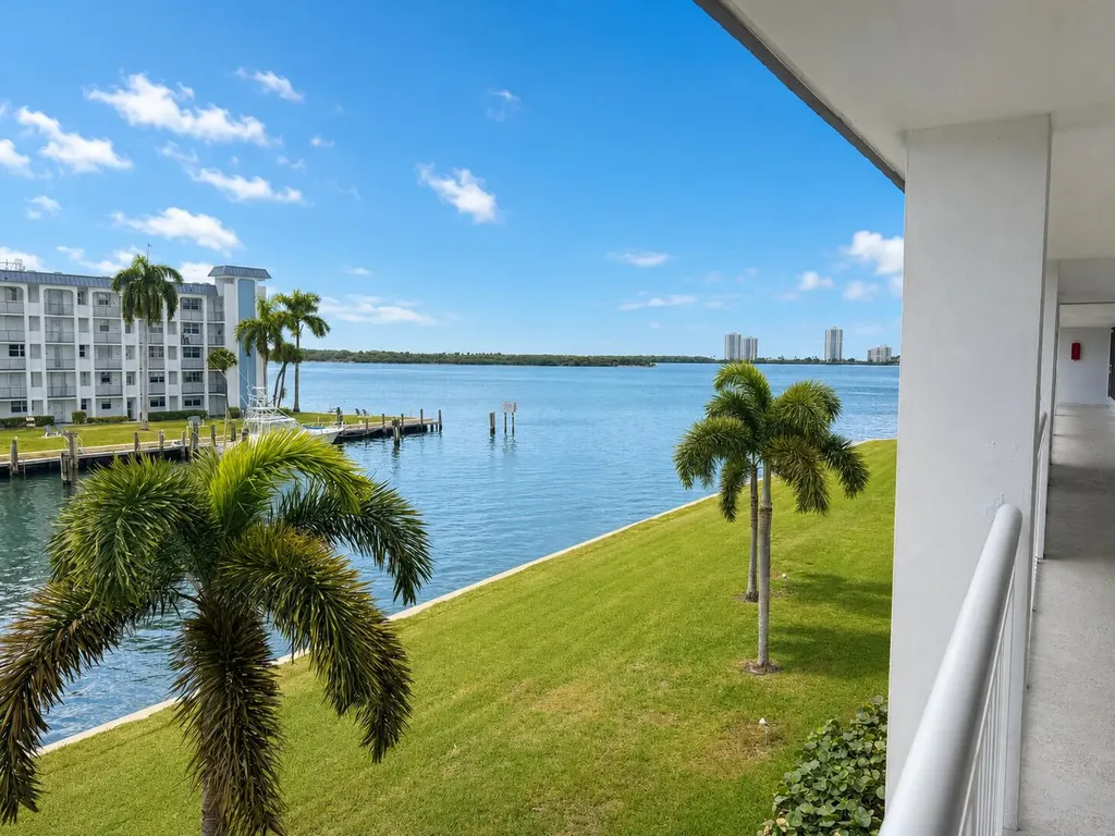 111 Shore Court North Palm Beach FL 33408