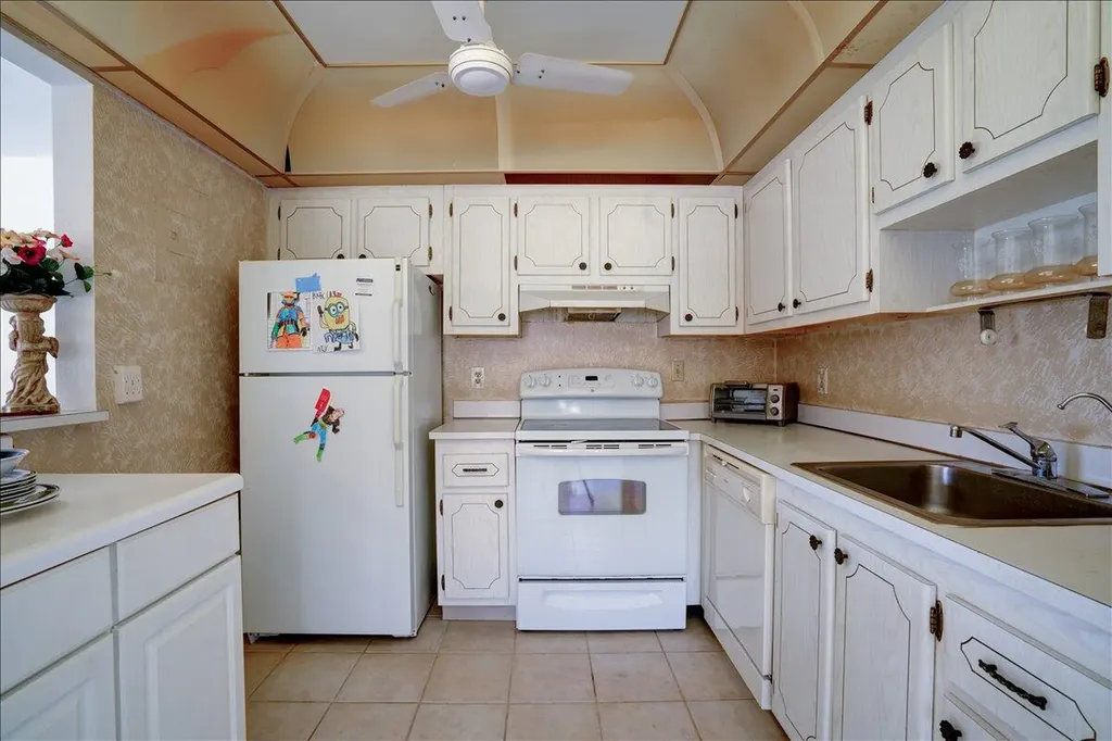 222 Saxony E Delray Beach FL 33446