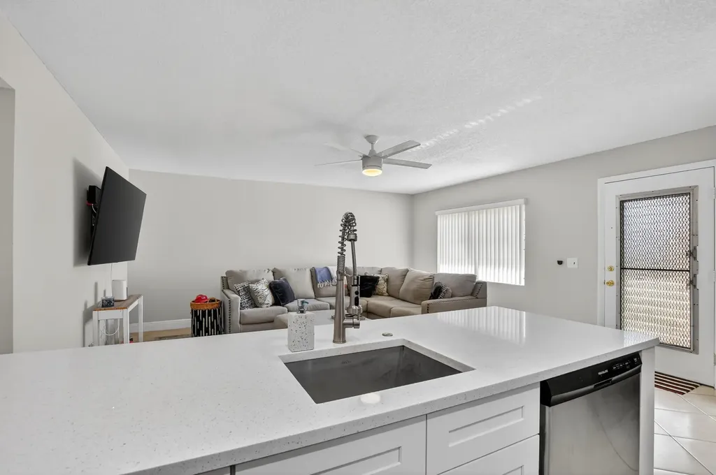 805 Flanders Q Delray Beach FL 33484