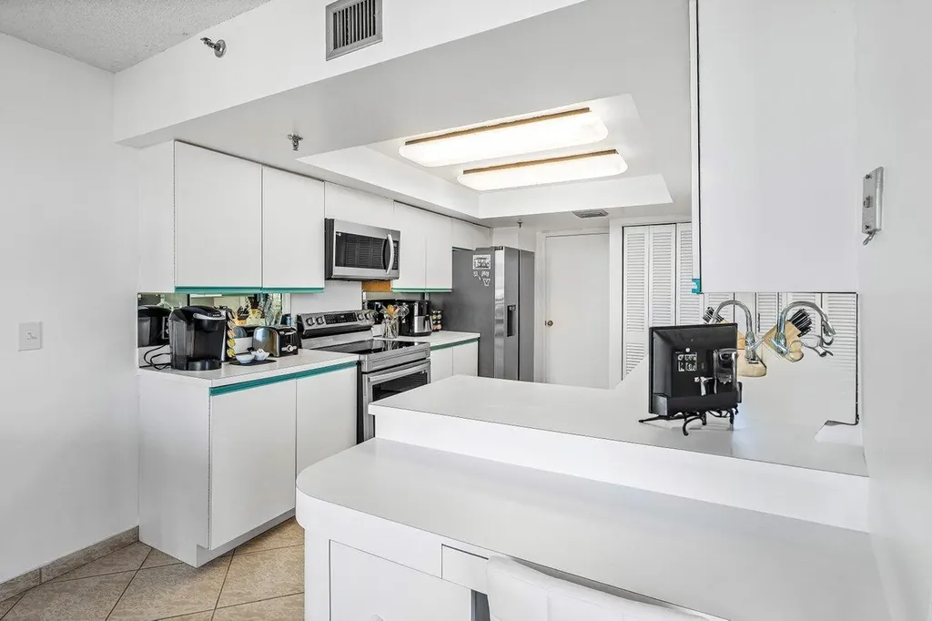 2427 Presidential Way West Palm Beach FL 33401