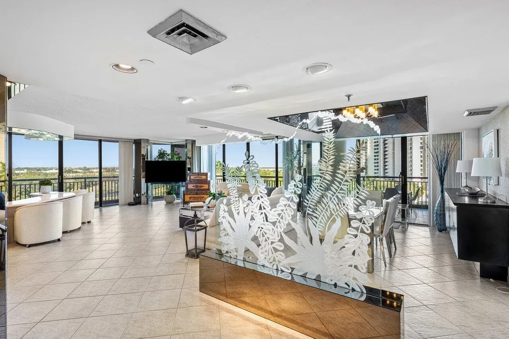 2427 Presidential Way West Palm Beach FL 33401