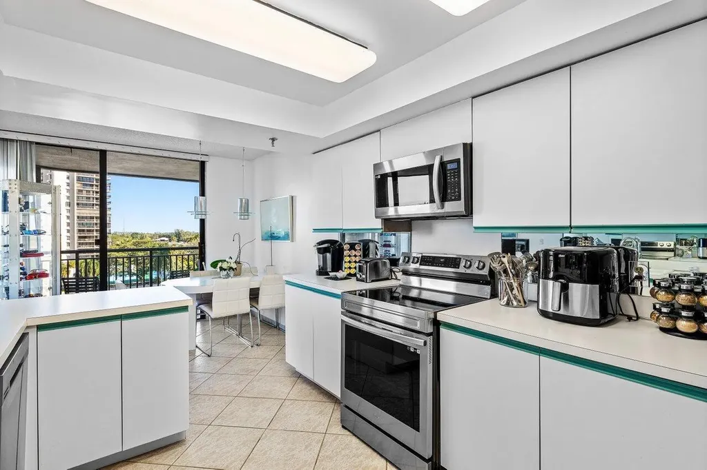 2427 Presidential Way West Palm Beach FL 33401