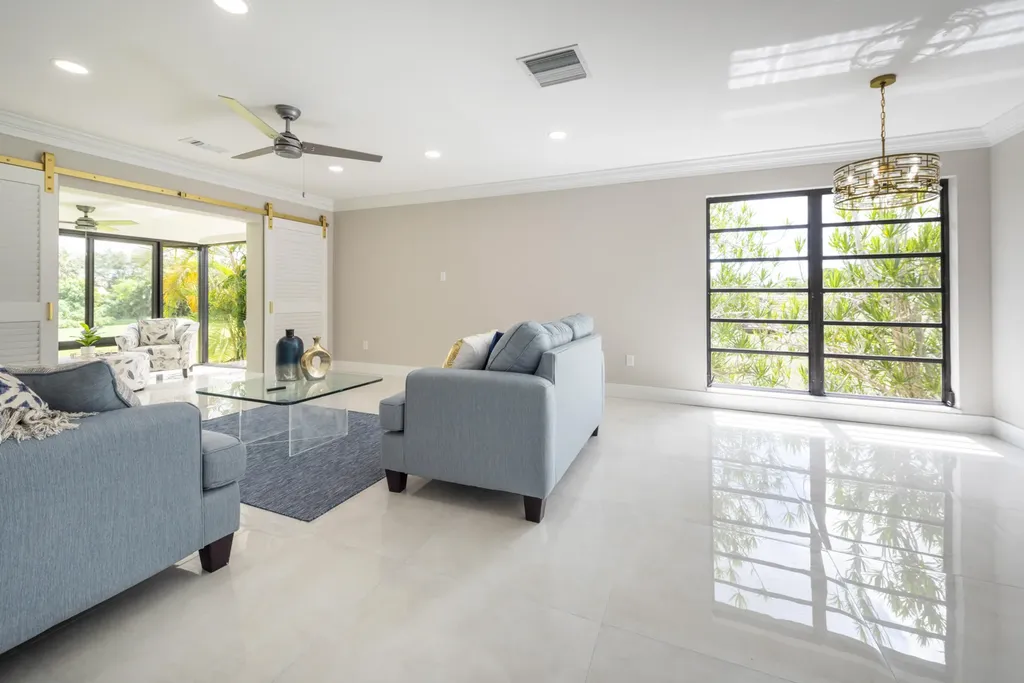 8535 Casa Del Lago Boca Raton FL 33433