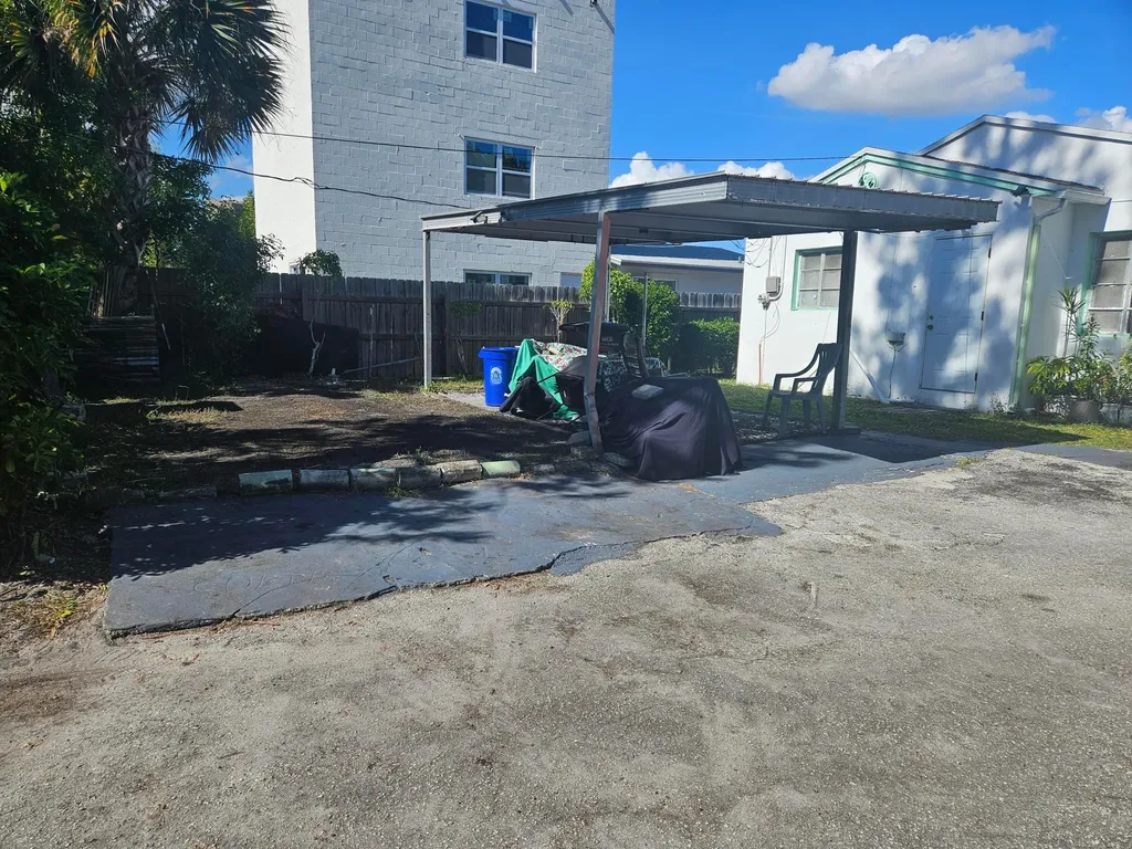 318 N Lakeside Court West Palm Beach FL 33407