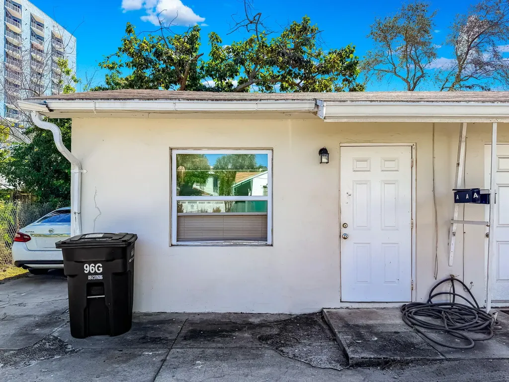 318 N Lakeside Court West Palm Beach FL 33407