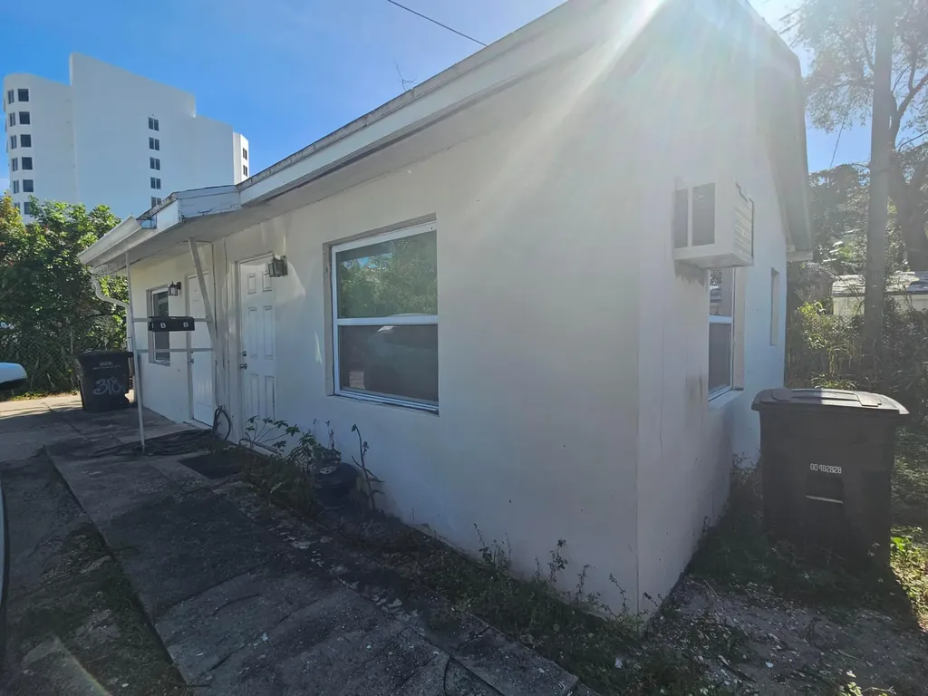 318 N Lakeside Court West Palm Beach FL 33407