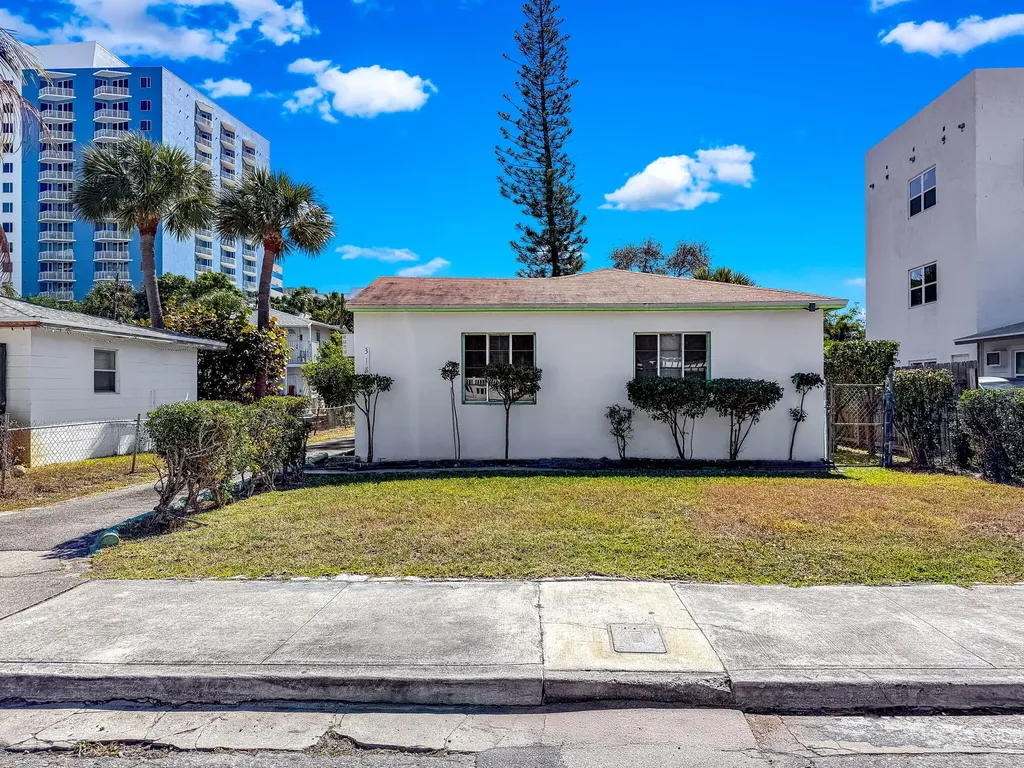 318 N Lakeside Court West Palm Beach FL 33407