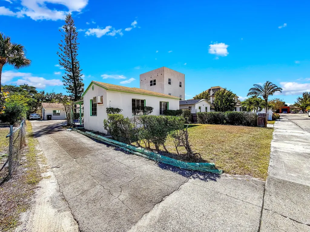 318 N Lakeside Court West Palm Beach FL 33407