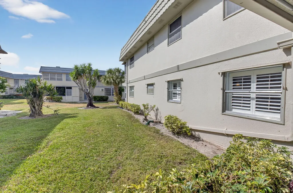 61 Brittany B Delray Beach FL 33446