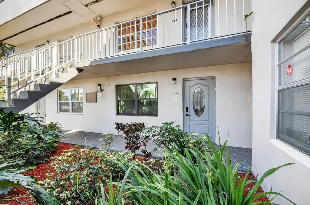 743 Burgundy P Delray Beach FL 33484