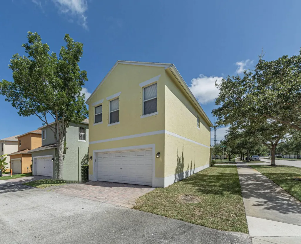 2143 SE SE Bell Isle Drive Port St Lucie FL 34952