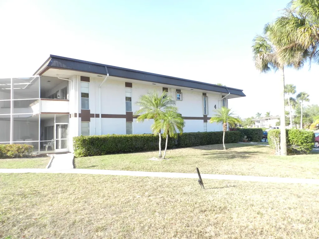 4 Greenway Village N Royal Palm Beach FL 33411