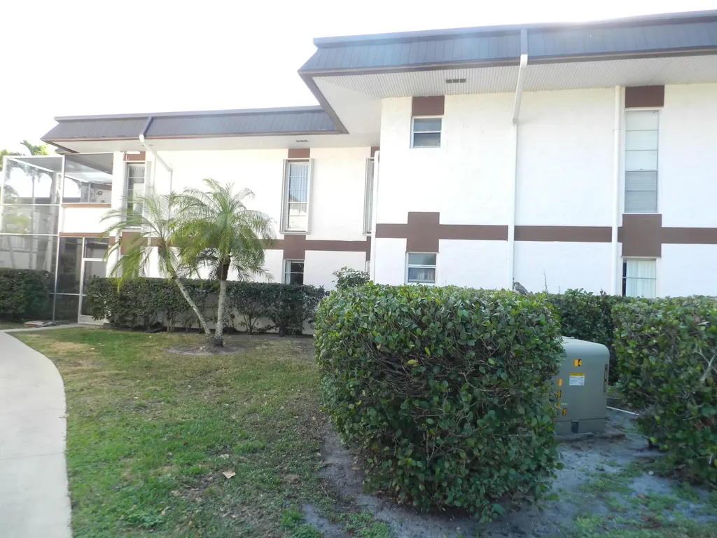4 Greenway Village N Royal Palm Beach FL 33411