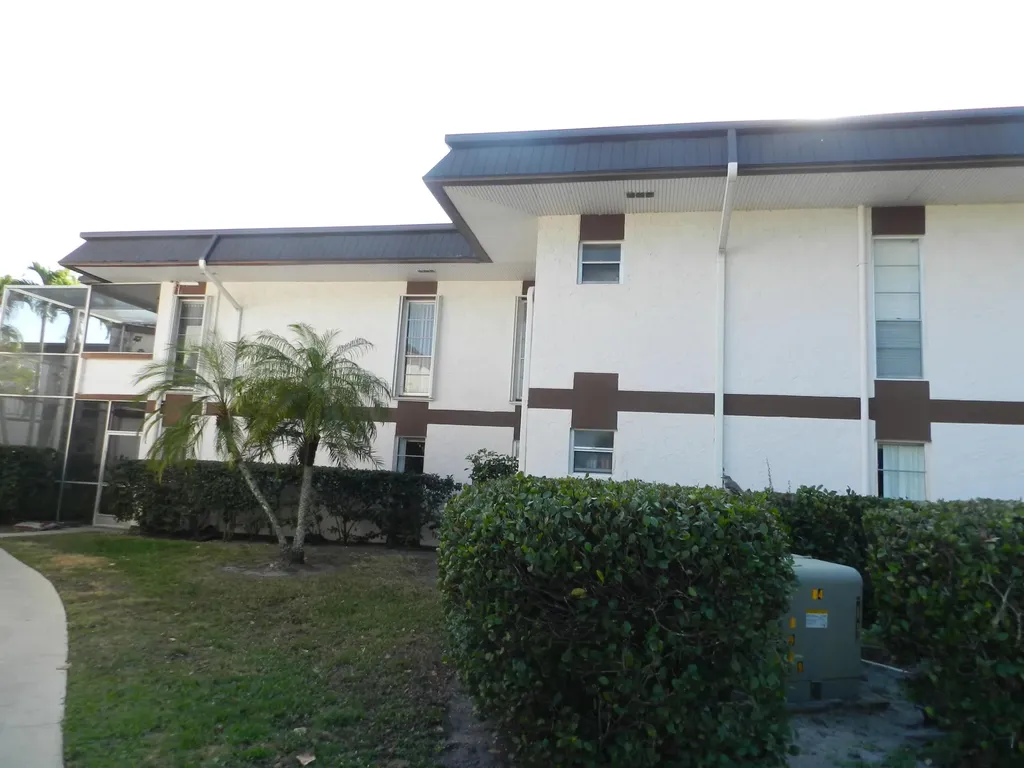 4 Greenway Village N Royal Palm Beach FL 33411