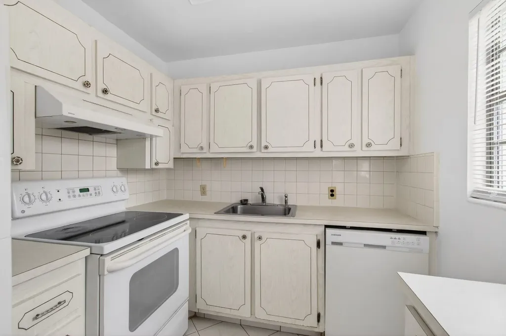 360 Fanshaw I Boca Raton FL 33434
