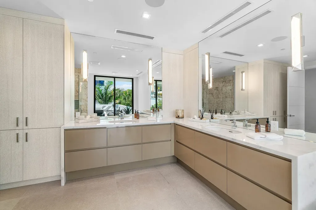 810 Palm Trail Delray Beach FL 33483