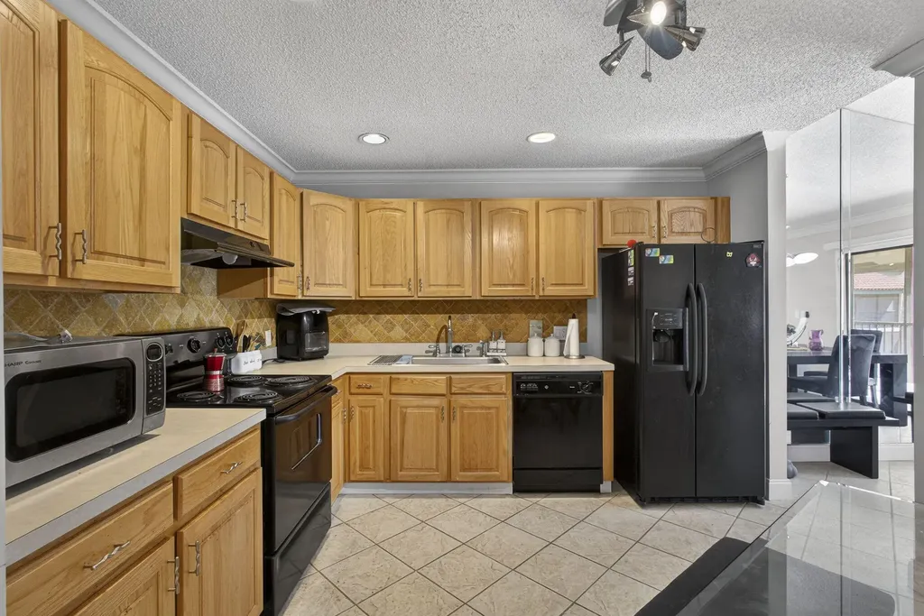 9 Lexington Lane E Palm Beach Gardens FL 33418