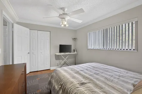 9 Lexington Lane E Palm Beach Gardens FL 33418