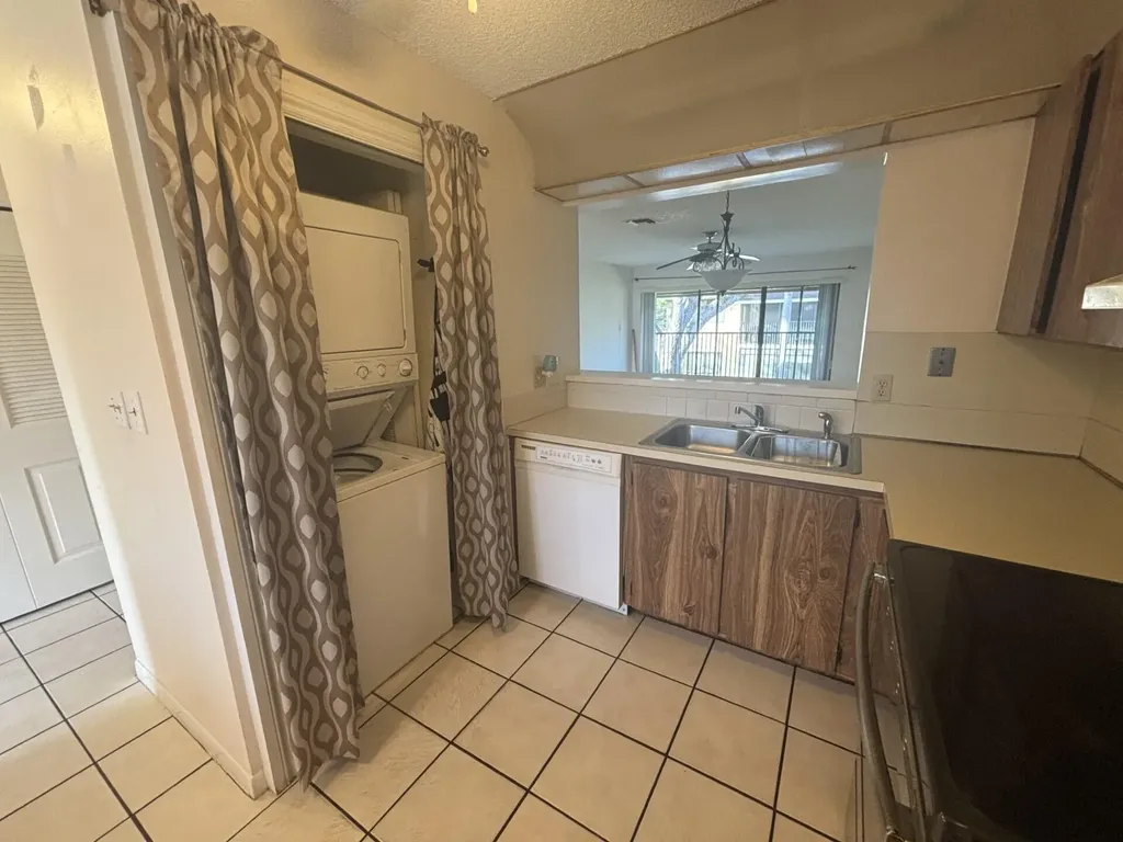 110 SE 7th St- Unit 5 Bldg 110 Deerfield Beach FL 33441