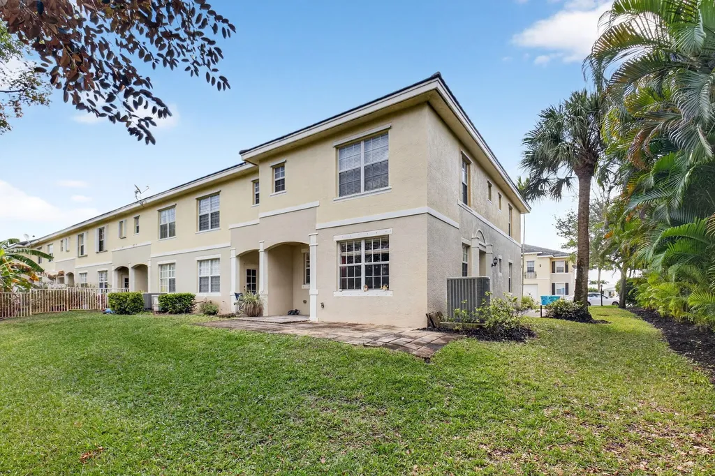 21 Largo Way Boynton Beach FL 33426
