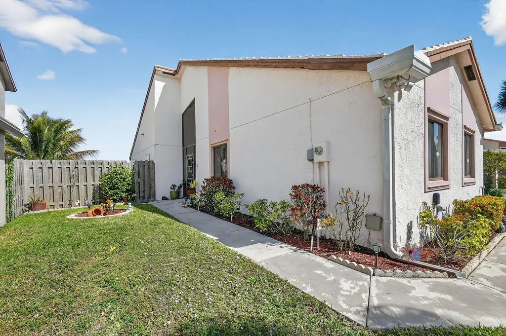 6049 Strawberry Lakes Circle Lake Worth FL 33463