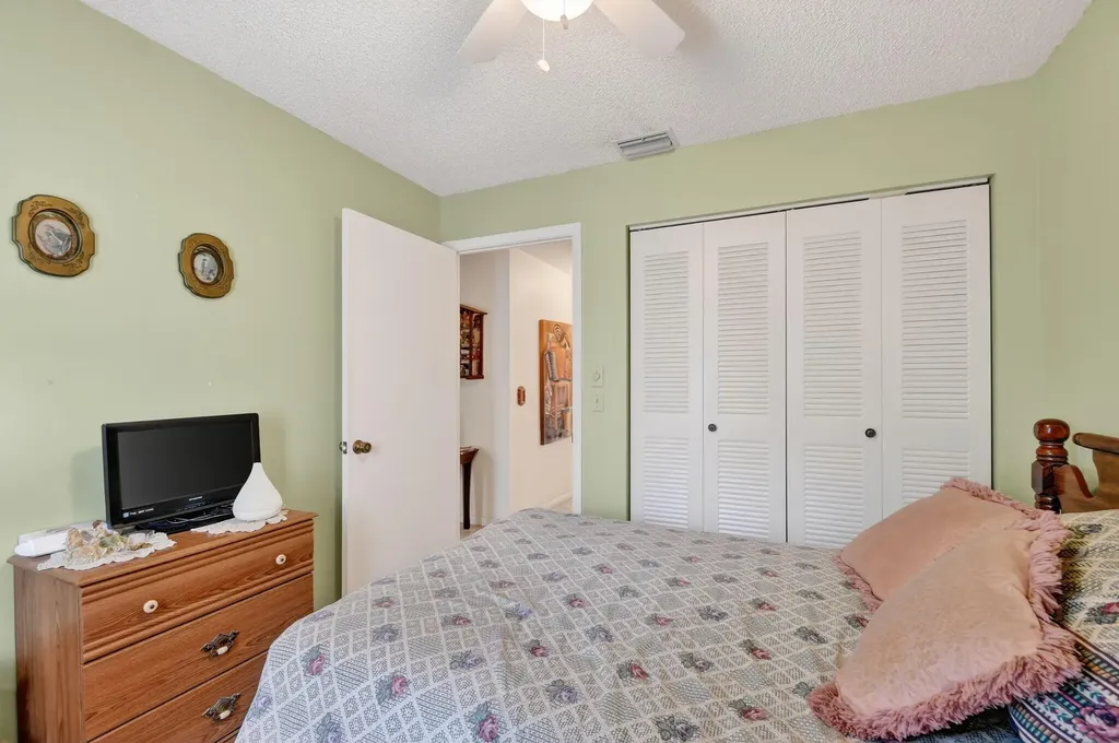 6049 Strawberry Lakes Circle Lake Worth FL 33463