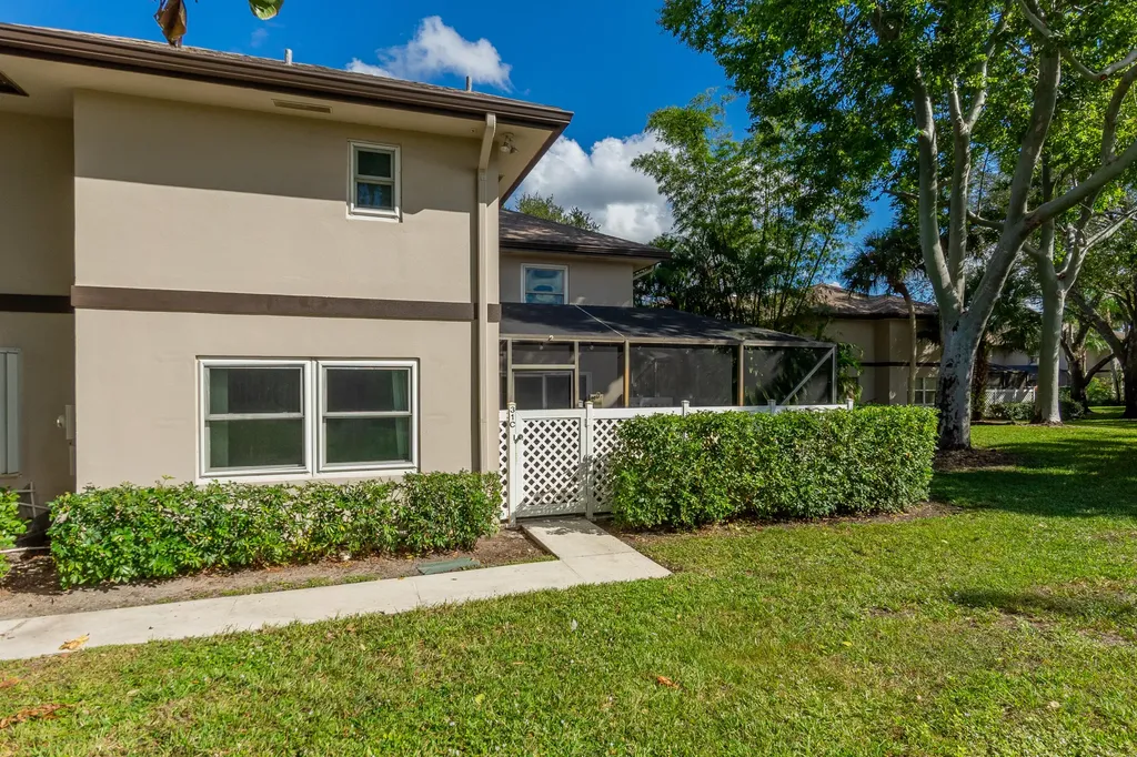 31 Clinton Court Royal Palm Beach FL 33411
