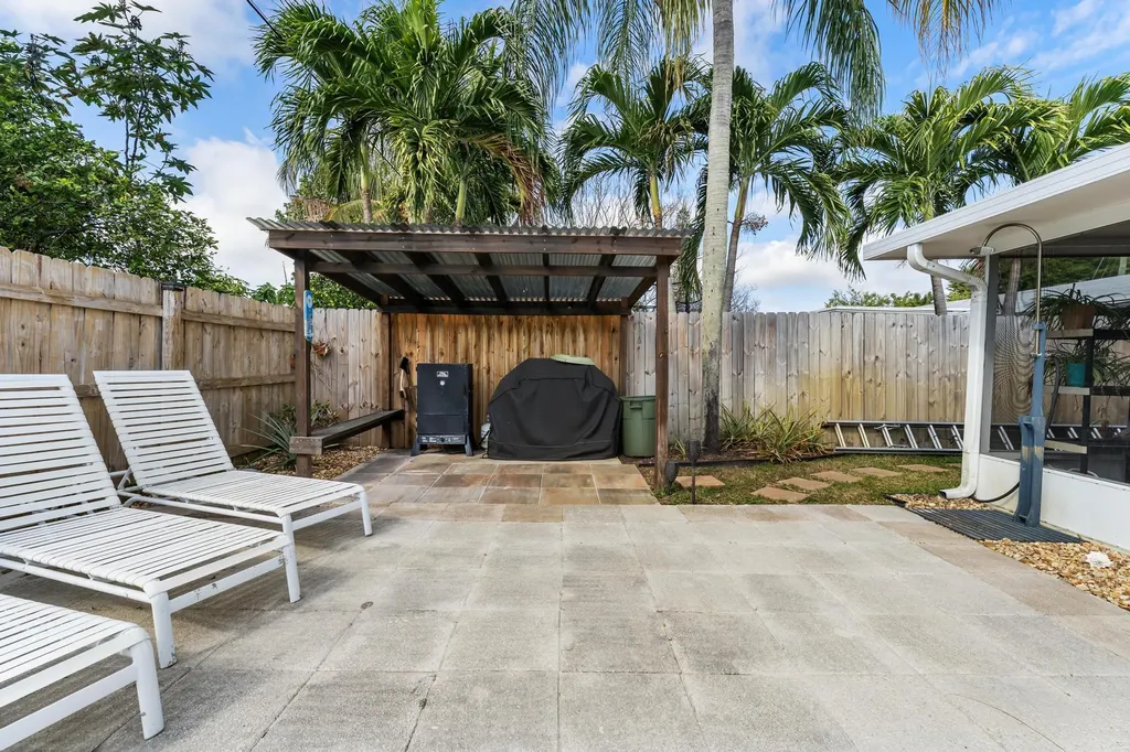 1042 SW 23rd Avenue Boynton Beach FL 33426