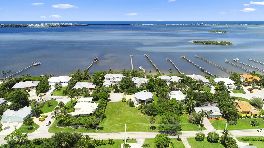 18 Cranes Nest Sewalls Point FL 34996