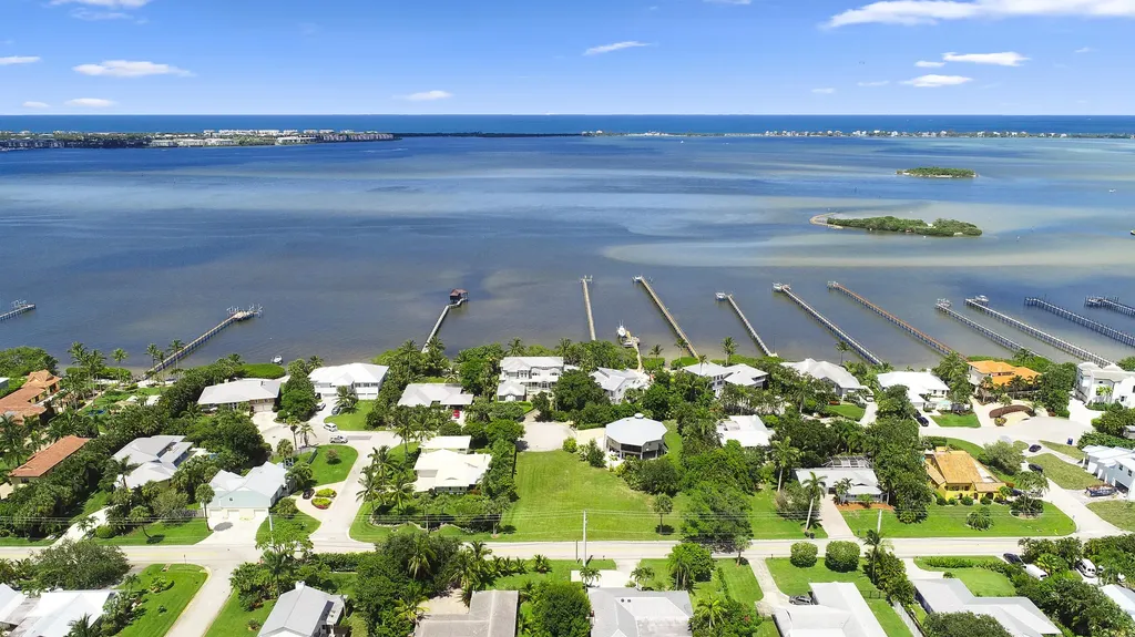 18 Cranes Nest Sewalls Point FL 34996