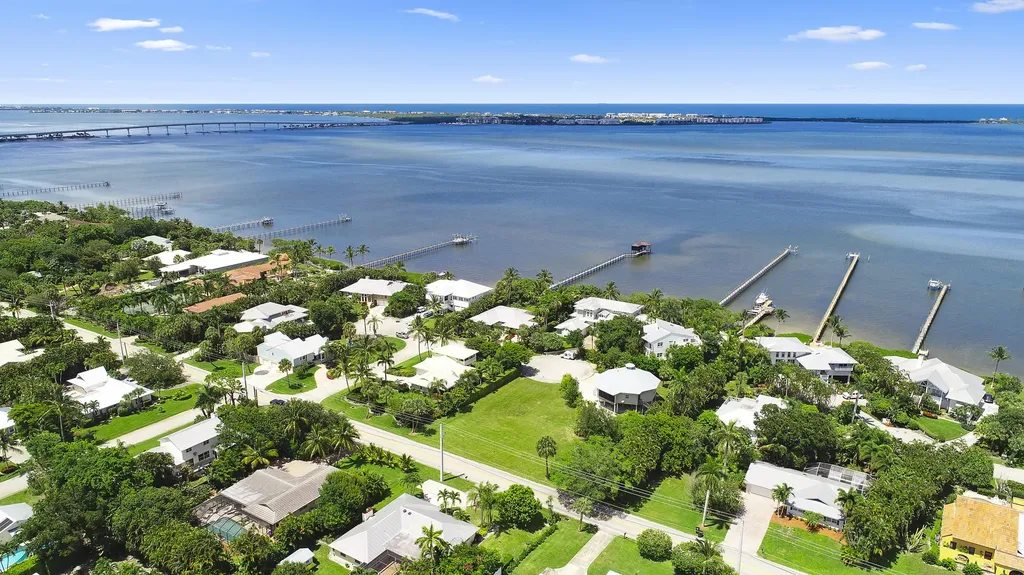 18 Cranes Nest Sewalls Point FL 34996