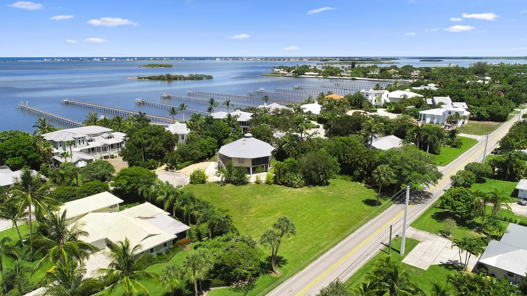 18 Cranes Nest Sewalls Point FL 34996