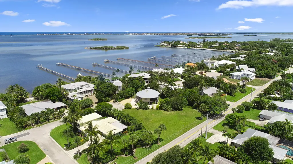 18 Cranes Nest Sewalls Point FL 34996
