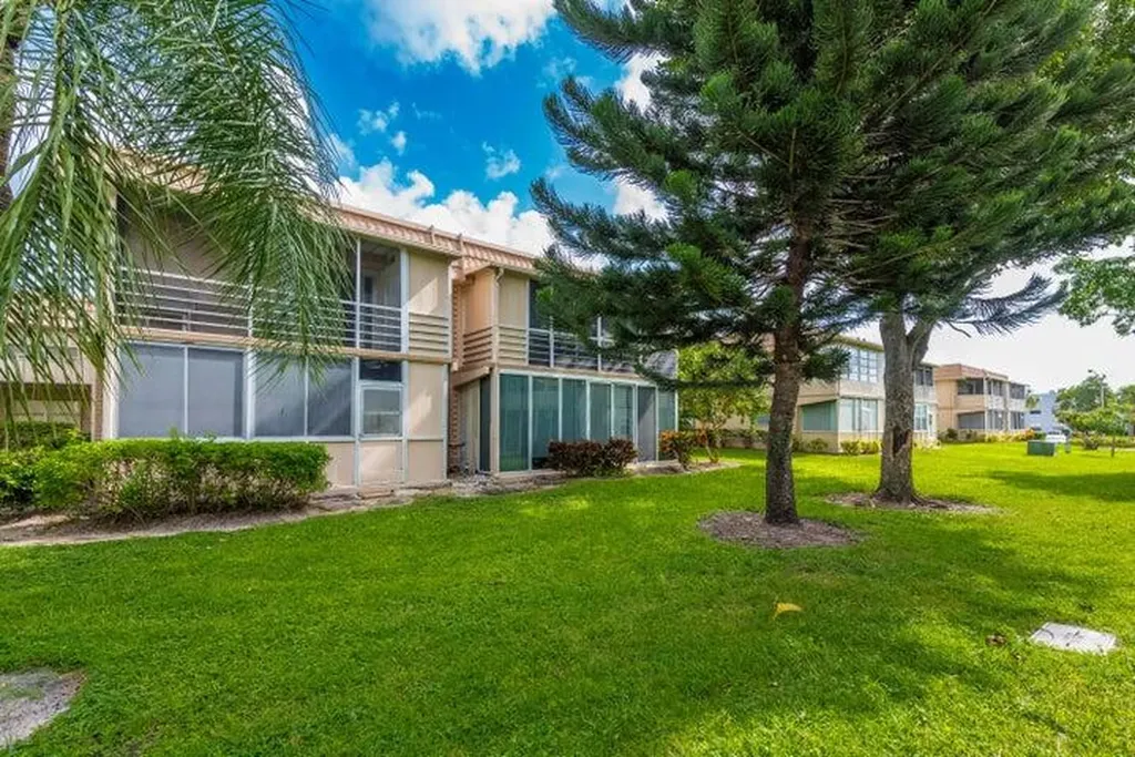 657 Brittany N Delray Beach FL 33446