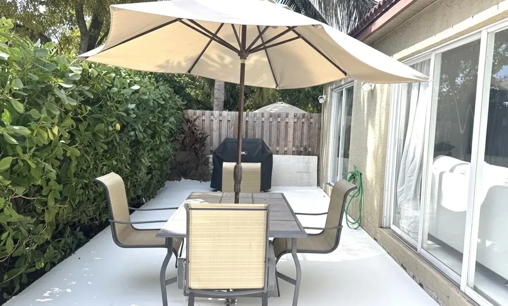 4274 NW 1st Place Deerfield Beach FL 33442